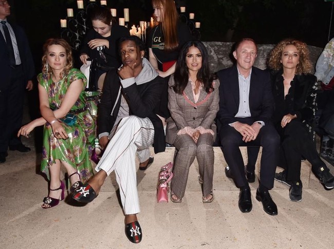 Sejumlah selebriti dunia berkesempatan hadir di fashion show ini. Duduk di barisan depan alias front-row, rapper ASAP Rocky, akris Salma Hayek Pinault dan suaminya yang juga pemilik Gucci, Francois-Henri Pinault. (Foto: Getty Images)