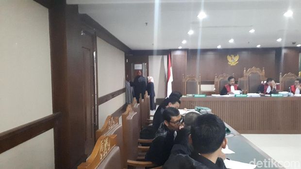 Yulianis diminta memperlihatkan wajah dengan membuka cadar
