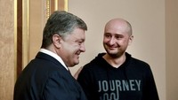 Poroshenko memeluk Babchenko dan menjamin keselamatannya beserta keluarganya.