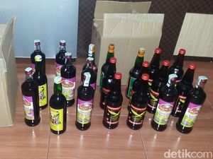 Jelang Ramadhan, Satpol PP Sita Ratusan Botol Miras di Kafe Purwakarta