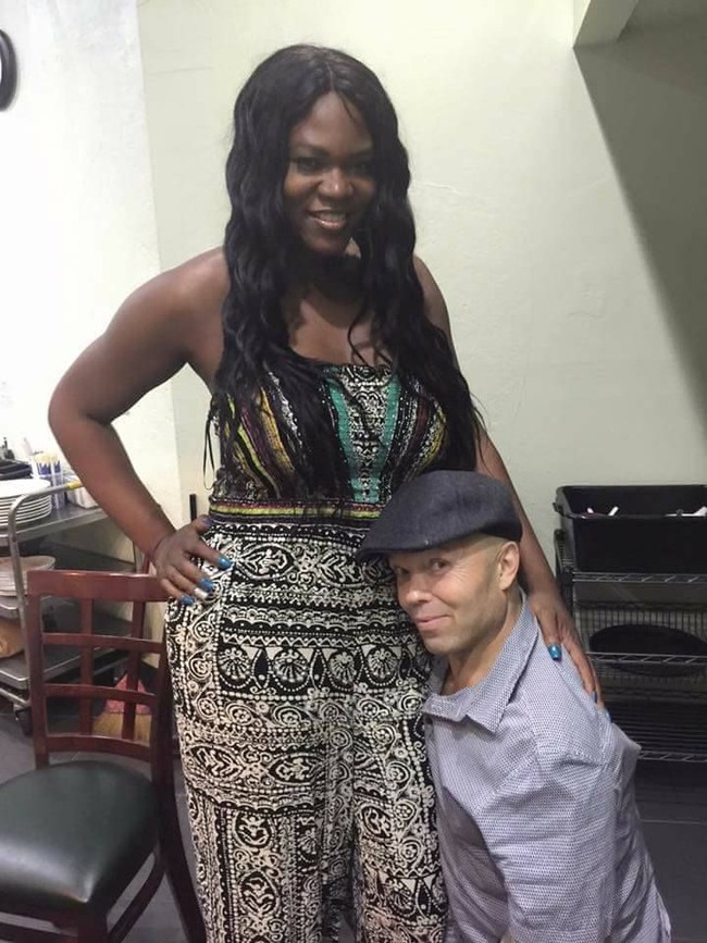 Satu lagi pasangan dengan perbedaan tinggi tubuh. Berbeda dengan pasangan sebelumnya, binaragawan terpendek Anton Kraft jauh lebih kecil dari pasangannya China Bell. Tak hanya itu, pasangan ini semakin unik karena China terlahir sebagai pria. Foto: Facebook