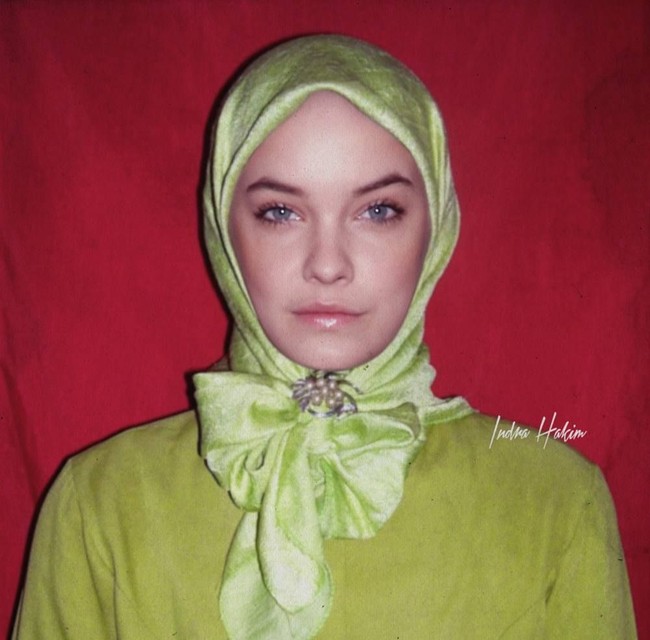 Model Barbara Palvin sekarang jadi hijabers. (Foto: Instagram/@indra.hakim)