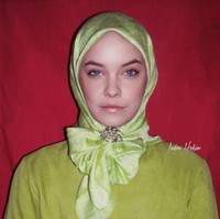 Model Barbara Palvin sekarang jadi hijabers. (Foto: Instagram/@indra.hakim)