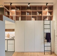 Manfaatkan langit-langit yang tinggi dengan membangun rak dan lemari untuk memaksimalkan ruang penyimpanan. Foto: Dok. Boredpanda