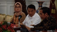 Aksi Kamisan atau Aksi Payung Hitam Menolak Diam diadakan sejak Kamis, 18 Januari 2007 di depan Istana dan rutin digelar tiap pekan. Hingga tanggal 24 Mei 2018, aksi Kamisan sudah digelar 539 kali. (Foto: Andhika Prasetia/detikcom)