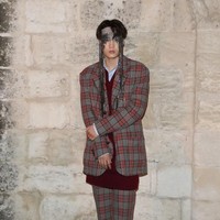 Kai EXO juga tak melewatkan acara glamor ini. Selebriti asal Korea Selatan ini tampil nyentrik dengan hiasan kepala chain-mail ala prajurit romawi. (Foto: Getty Images)