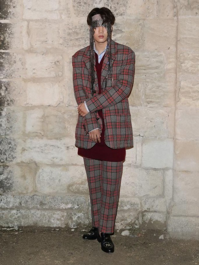 Kai EXO juga tak melewatkan acara glamor ini. Selebriti asal Korea Selatan ini tampil nyentrik dengan hiasan kepala chain-mail ala prajurit romawi. (Foto: Getty Images)