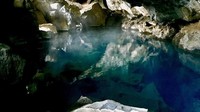 Foto: Selain permukaan kolam yang seperti cermin raksasa, suasana gua yang gelap dan asap yang keluar dari celah-celah bebatuan menambahkan kesan magis (raouldubut/Instagram)