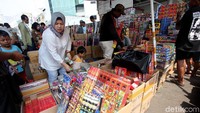 Terapat berbagai macam jenis kembang api yang dijual disini.