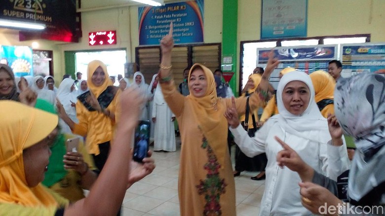 Saat Khofifah Joget Bareng Buruh Pabrik Rokok Saat Khofifah Joget Bareng Buruh Pabrik Rokok