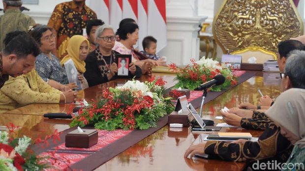 Peserta Aksi Kamisan Tunjukkan Foto Korban HAM ke Jokowi