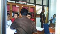 Ini saat Angela dan suaminya diserahkan ke kejaksaan. Foto: Ristu Hanafi/detikcom