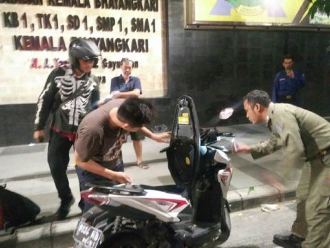 Hii, Ada Ular di Jok Motor Warga Surabaya Ini