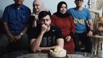 Mengintip Pose Makan Irvan Farhad, Suami Hijabers Cantik Hamidah Rachmayanti