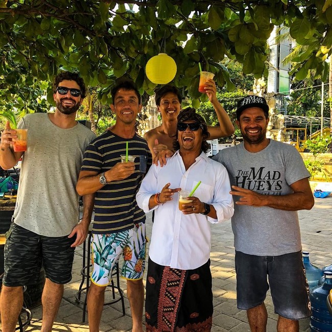 Ketika surfing menjadi kegiatan favorit Brody dan teman-temannya selama di Bali. Foto: Dok. Instagram