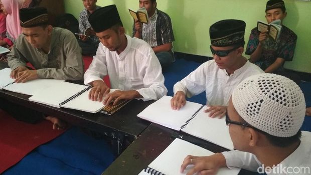 Siswa Tuna Netra Belajar Baca Alquran Braile/