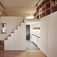 Tidak ada ruang kosong yang sia-sia. Setiap ruang dirancang sedemikian rupa agar memiliki fungsi. Entah itu sebagai penyimpanan barang, tangga maupun lemari pakaian. Foto: Dok. Boredpanda