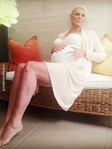 Bikin Syok, Artis 54 Tahun Ini Melahirkan Anak Kelima