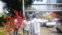 Pohon imitasi dipasang pada Senin (28/5). Ada 48 pohon imitasi warna-warni dipasang di sejumlah titik di jalur Sudirman-MH Thamrin. Namun belakangan muncul protes. Banyak aduan yang menyebut pejalan kaki terganggu dengan pohon yang dipasang di trotoar sempit. Akhirnya, petugas mencabutnya