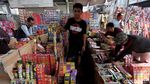 Pedagang Kembang Api Mulai Marak