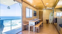 Foto: Di lantai 1 hotel, ada dapur, ruang makan dan ruang santai serta kamar mandi. Penampakannya sih Instagramable banget! (Truck Surf Hotel)