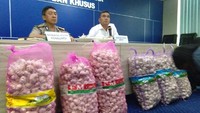 Berkarung-karung beras ini disita dari sejumlah pasar, di antara Pasar Kramatjati Jakarta Timur. Dalam konpers hanya dipamerkan sebagian (Foto: Yuni Ayu Amida/detikcom)
