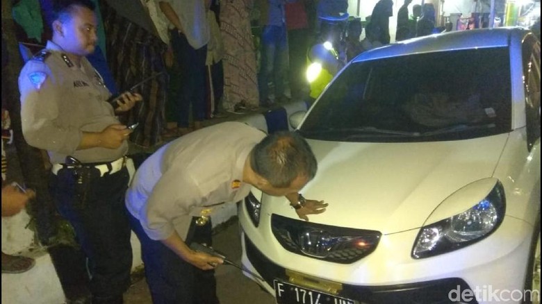 Diduga Mabuk, Pemobil Tabrak Mobil Jenazah di Sukabumi