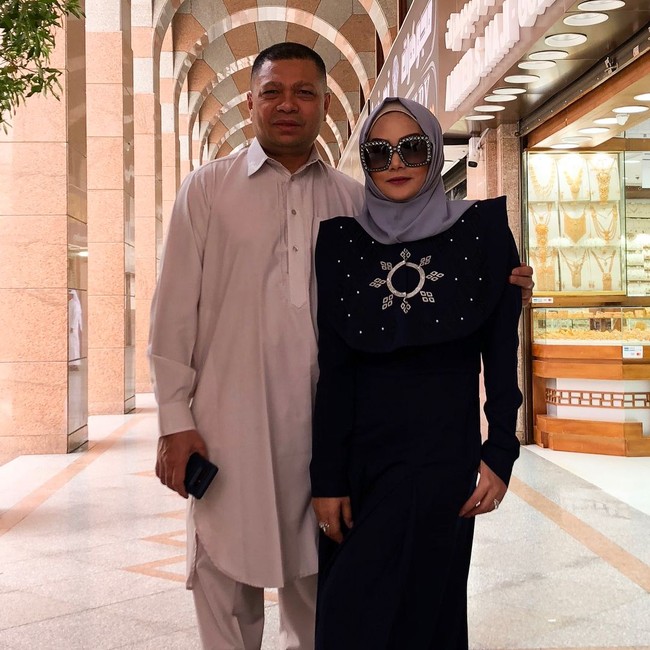 Berpose bersama sang suami Raul Lemos di sela-sela menjalani berbagai kegiatan umrah, Krisdayanti terlihat memakai Oversized Square Frame Acetate Sunglasses dari brand Gucci. Kacamata yang bagian framenya dihiasi kristal itu harganya US$ 965 atau sekitar Rp 13,4 juta. Foto: Instagram/Krisdayanti