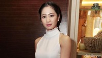 Bunga Zainal tampak cantik saat mengenakan dres berwarna putih dengan tas clutch bagnya. Foto: Ismail/detikHOT