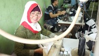 Seorang penjahit sedang mengerjakan pesanan celana chino yang meningkat selama menjelang lebaran.