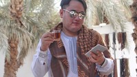 Ketika sedang umroh, Nassar yang berusia 30 tahun ini tengah asyik menikmati teh di bawah pohon kurma. Foto: Instagram @kingnassar88