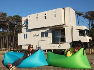Keren! Pasangan Ini Sulap Truk Jadi Hotel Buat Para Surfer