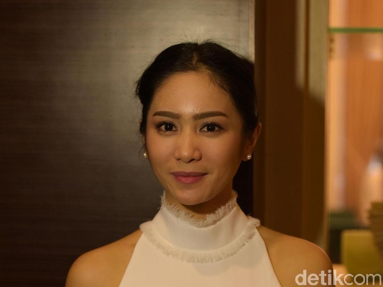 Bunga Zainal Ikut Lebaran dan Pulang ke Rumah Ibunda Bunga Zainal Ikut Lebaran dan Pulang ke Rumah Ibunda