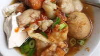 Kuahnya yang bening jadi berwarna kecokelatan karenan penambahan kecap manis. Lemak yang ada pada bakso malang unggahan @ayat_pasrah ini justru terlihat sangat menggiurkan. Kalau dimakan pasti empuk dan lumer di mulut. Foto: Istimewa