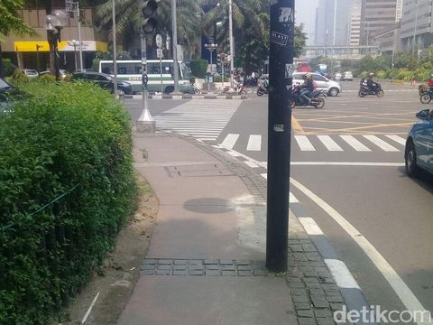  Kondisi trotoar tempat pohon imitasi dipasang di Jl MH Thamrin, Jakpus, Kamis (31/5/2018)