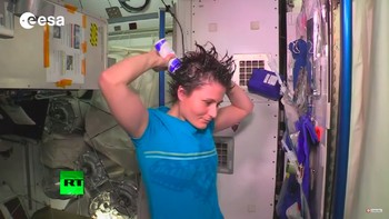 Untuk mandi, astronot harus meletakan air dan sampo di kulit maupun rambo, setelah itu usap yang kemudian bersihkan pakai handuk. (Foto: Stasiun Luar Angkasa Internasional)