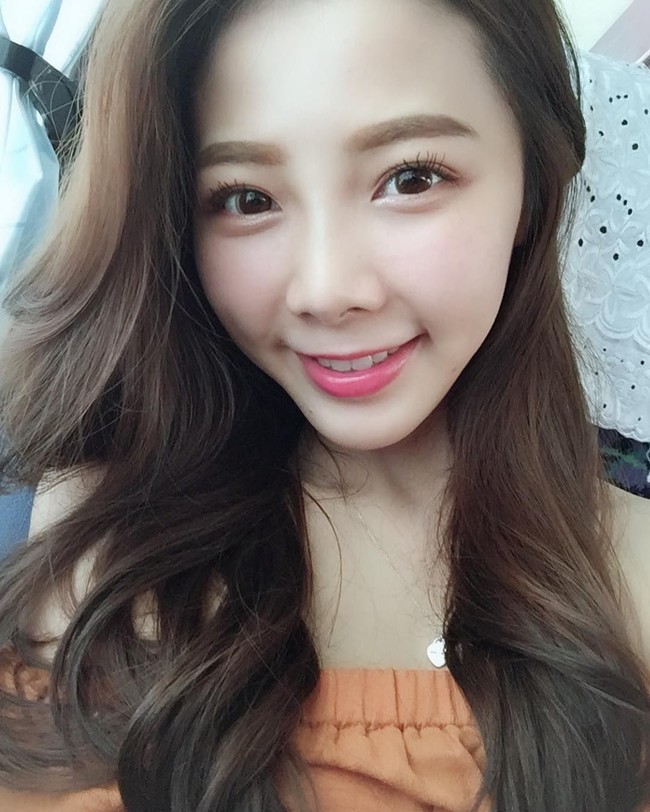 Ning Chen merupakan perawat berparas cantik asal Taiwan yang bekerja di klinik kesehatan gigi. Setelah sosoknya jadi populer, banyak netizen yang mengira bahwa wanita berusia 26 tahun ini merupakan model ataupun aktris. Foto: Instagram