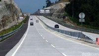 Jalur ini terasa mulus dengan lapisan beton baru yang dipasang beberapa bulan lalu.