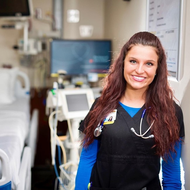 Olivia Neufelder jadi perbincangan hangat sejak video dirinya yang memegang erat tangan seorang pasien kanker viral. Perawat cantik ini pun mencuri atensi karena terus menyemangati si pasien dan menyanyikan lagu Dancing in The Sky, lagu favorit sang pasien. Foto: Instagram