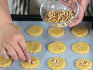 Ini 4 Tips Menyiapkan dan Menyimpan Kacang untuk Campuran Kue