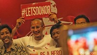 Sandiaga foto bersama teman-teman Thalassemia setelah melakukan donor darah.
