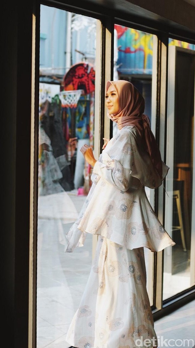 Finalis kedua yang mewakili kota Medan adalah Dewi Maryam. Ia menarik perhatian juri dengan kemampuannya menari. Totalitasnya dalam menari tradisional menjadi penilaian plus saat itu. Foto: Nico/detikcom, Dress: KAMI, Scarf: DAMA