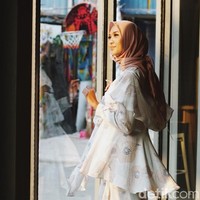 Finalis kedua yang mewakili kota Medan adalah Dewi Maryam. Ia menarik perhatian juri dengan kemampuannya menari. Totalitasnya dalam menari tradisional menjadi penilaian plus saat itu. Foto: Nico/detikcom, Dress: KAMI, Scarf: DAMA