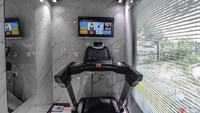 Meski berukuran kecil namun gym ini memiliki fasilitas cukup lengkap. Mulai dari mesin treadmill, AC, televisi, hingga alat pemadam api ringan. Foto: Facebook/China Plus News