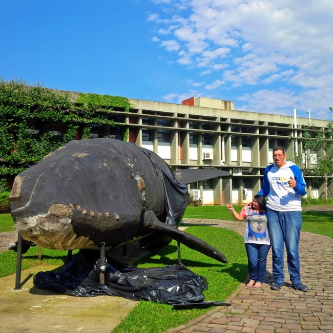 Kebanyakan wanita memimpikan pasangan yang tinggi dan tegap. Evem Medeiros pun beruntung bisa mendapatkan pria tertinggi di Brasil dan ketiga di dunia. Semenjak menikah dengan Evem, Joeliso yang bertinggi 213 cm itu pun tak lagi takut meninggalkan rumah karena kondisi tubuhnya. Foto: Facebook