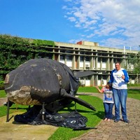 Kebanyakan wanita memimpikan pasangan yang tinggi dan tegap. Evem Medeiros pun beruntung bisa mendapatkan pria tertinggi di Brasil dan ketiga di dunia. Semenjak menikah dengan Evem, Joeliso yang bertinggi 213 cm itu pun tak lagi takut meninggalkan rumah karena kondisi tubuhnya. Foto: Facebook