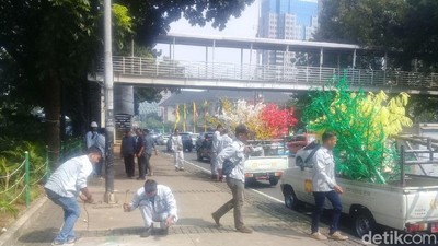 Foto: Pohon Imitasi di Trotoar Thamrin Dicabut