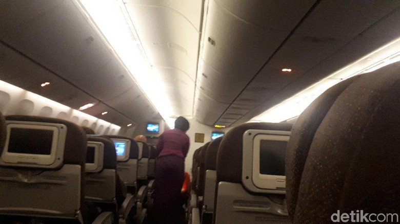 Pramugari Garuda Indonesia membagikan makanan sahur (Afif/detikTravel) Pramugari Garuda Indonesia membagikan makanan sahur (Afif/detikTravel)