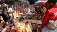Penampakan sejumlah pedagang kembang api.