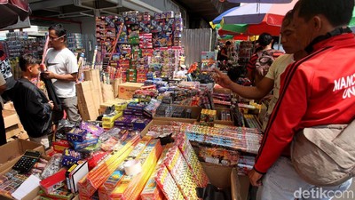 Pedagang Kembang Api Mulai Marak